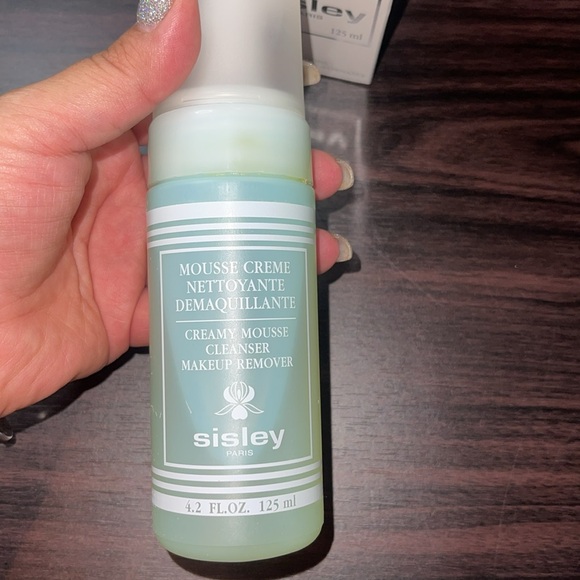 Sisley Creamy Mousse Makeup Remover - Picture 2 of 4